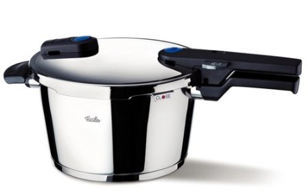 新春走基层·谁在守护我们的年货|上门掌勺人“烹”出温暖团圆年(图1)